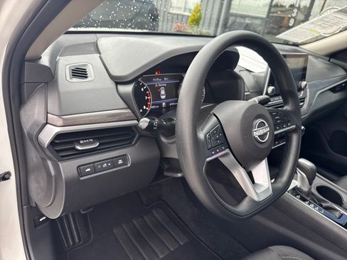 Used 2025 Nissan Altima 2.5 SV FWD image 6