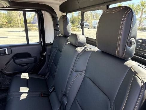 Used 2024 Jeep Gladiator Sport image 11