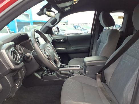 Used 2018 Toyota Tacoma TRD Sport image 12