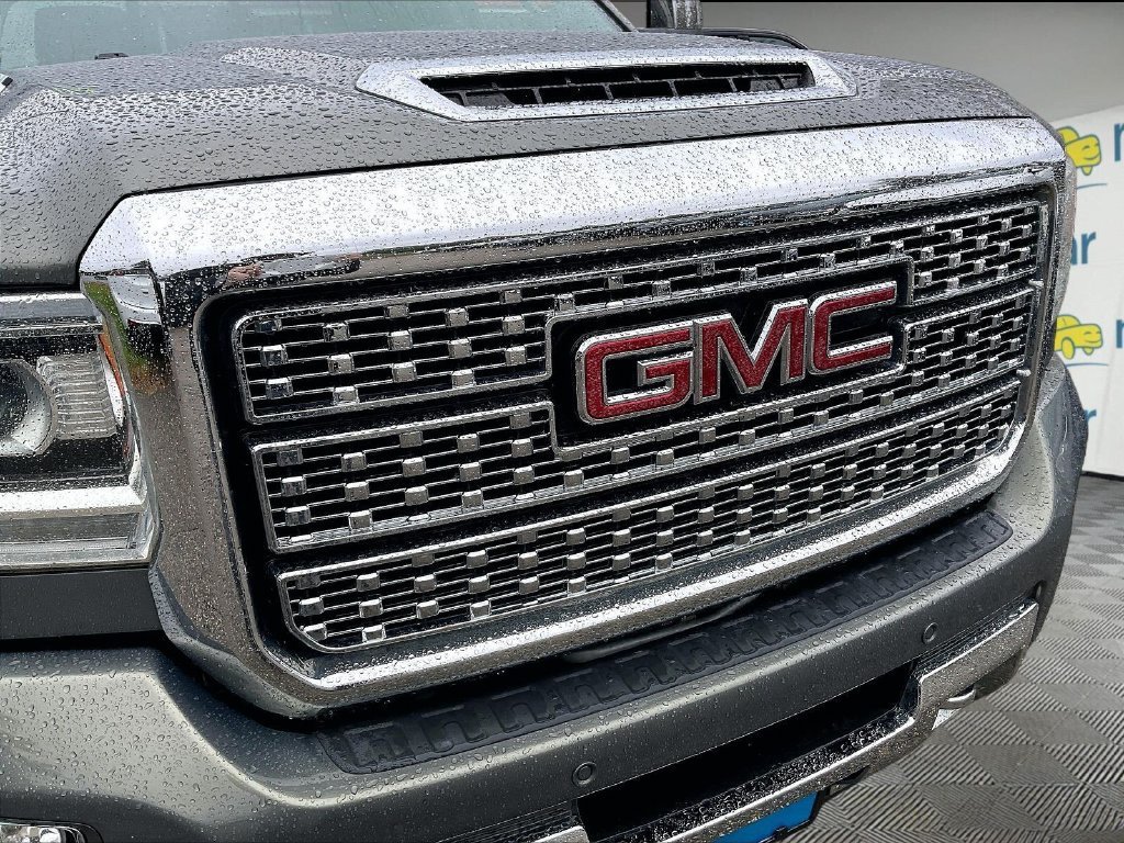 Used 2018 GMC Sierra 2500 Denali w/ Duramax Plus Package AWD/4WD image 30