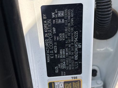 Used 2025 Kia Soul LX w/ LX Technology Package FWD image 27