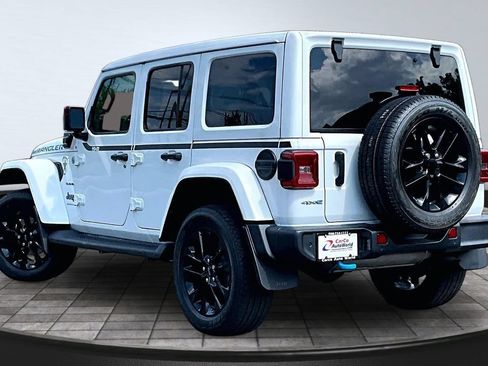 Used 2023 Jeep Wrangler Unlimited Sahara w/ Cold Weather Group AWD/4WD image 7