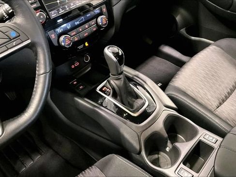 Used 2019 Nissan Rogue SV w/ Premium Package image 18