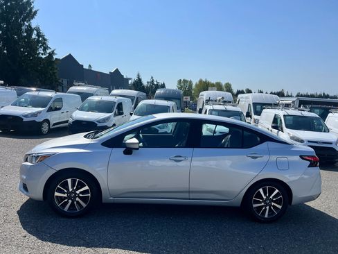 Used 2021 Nissan Versa SV image 2