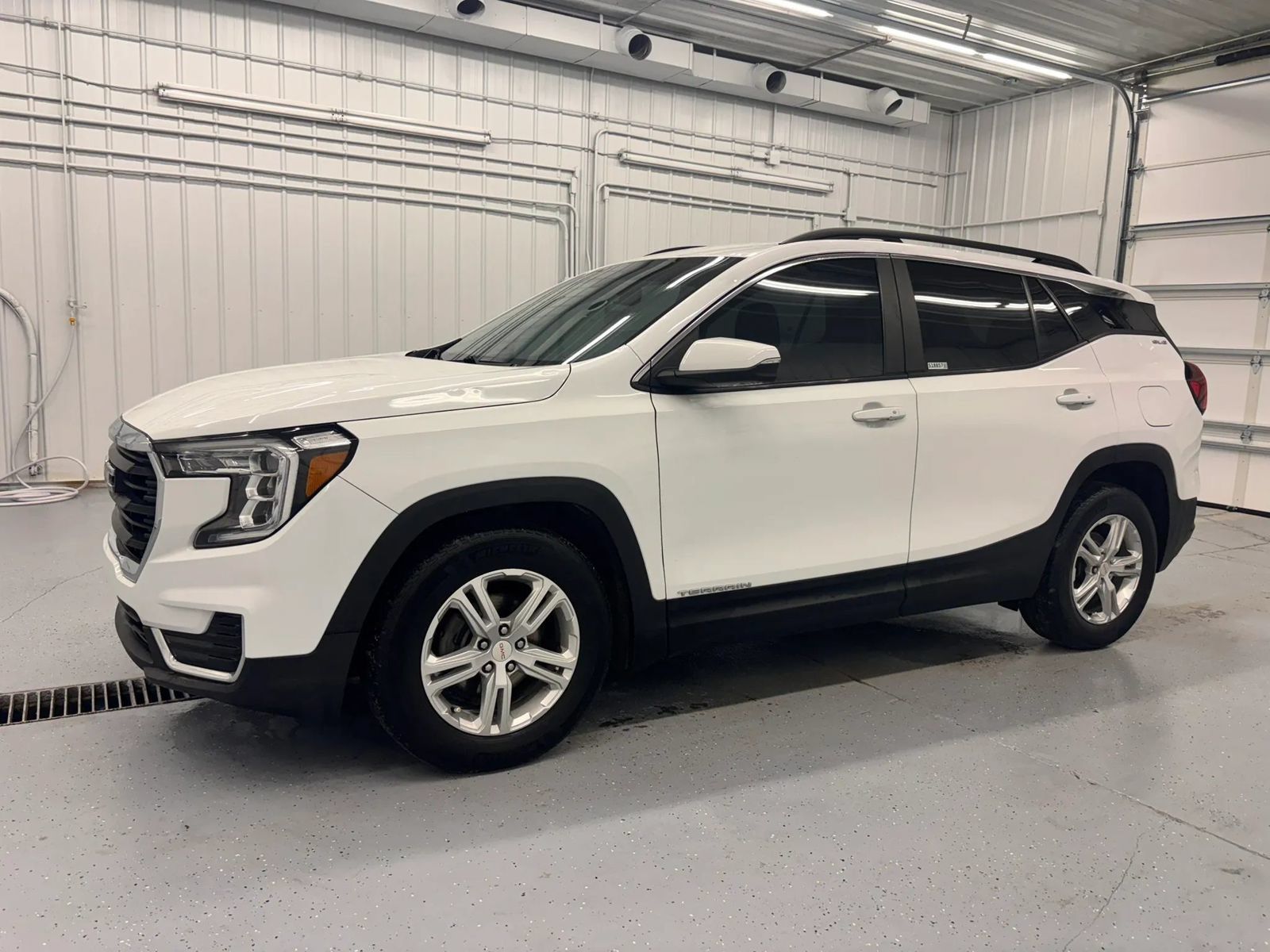 Used 2022 GMC Terrain SLE w/ Driver Convenience Package FWD image 1