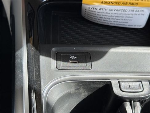 Used 2025 Mercedes-Benz GLB 250 4MATIC image 26