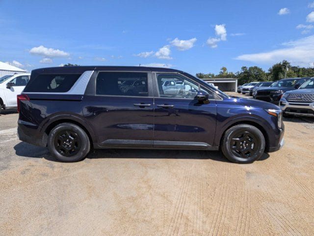 Used 2025 Kia Carnival LX FWD image 3