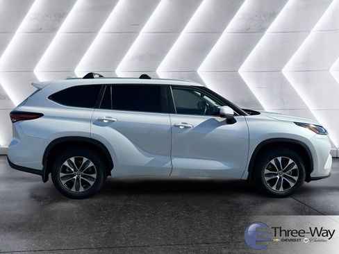 Used 2024 Toyota Highlander XLE FWD image 6