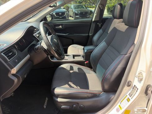 Used 2016 Toyota Camry SE w/ Moonroof Package FWD image 23