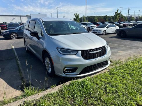 Used 2024 Chrysler Pacifica Touring-L FWD image 2