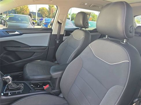 Used 2023 Volkswagen Taos SE w/ Panoramic Sunroof Package FWD image 10