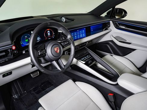 Certified 2025 Porsche Macan 4S Electric AWD/4WD image 4
