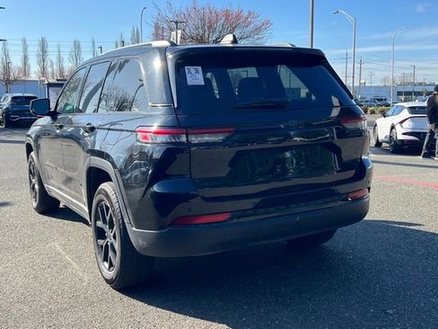 Used 2024 Jeep Grand Cherokee Altitude image 7