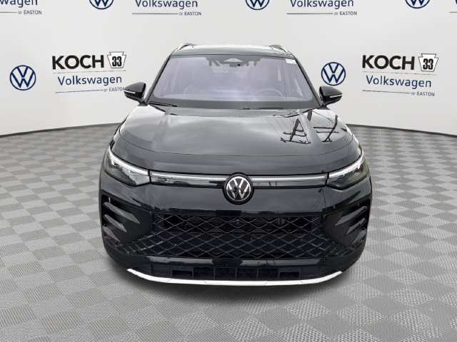 Used 2025 Volkswagen Tiguan SEL R-Line AWD/4WD image 2