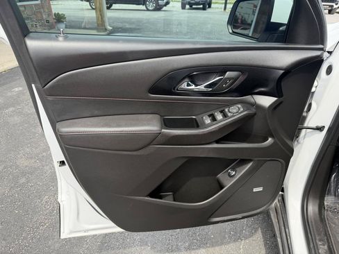 Used 2023 Chevrolet Traverse RS FWD image 13