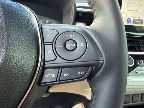 Used 2025 Toyota Corolla Cross LE image 26