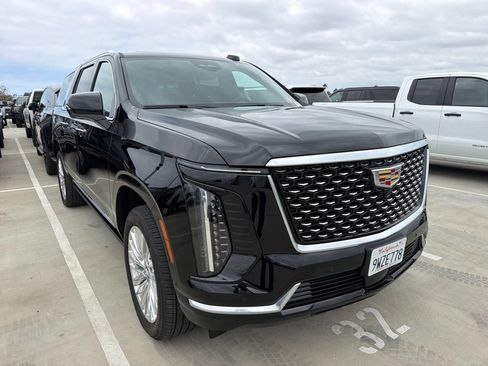 Certified 2026 Cadillac Escalade ESV Luxury RWD image 3