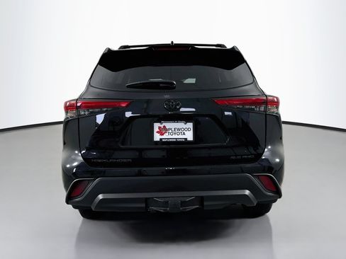 Used 2022 Toyota Highlander XLE AWD/4WD image 6