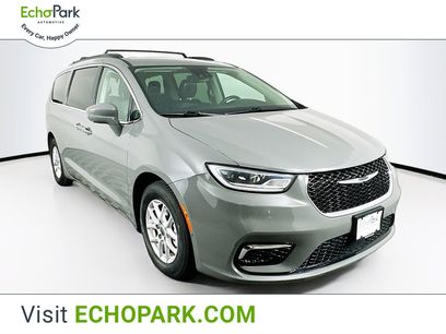Used 2022 Chrysler Pacifica Touring-L w/ Uconnect Theater Family Group