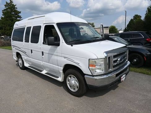 Used 2009 Ford E-150 and Econoline 150 Wagon RWD image 3