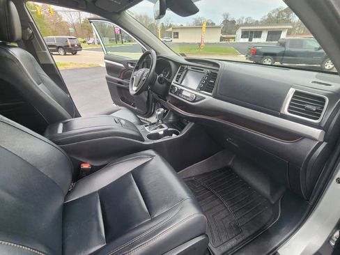 Used 2019 Toyota Highlander XLE image 10