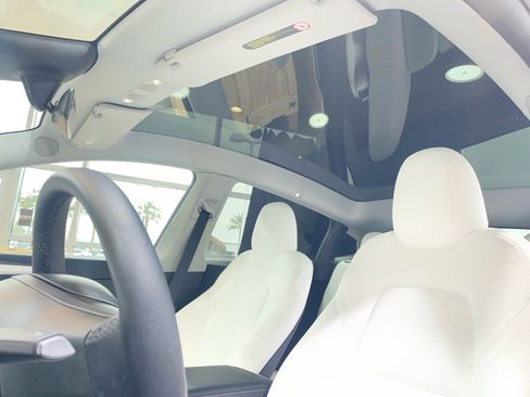 Used 2025 Tesla Model Y Performance image 30