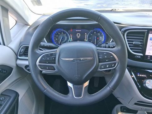 Used 2024 Chrysler Pacifica Touring-L FWD image 21