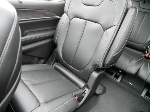 Used 2025 Jeep Grand Cherokee L Limited w/ Luxury Tech Group II image 12