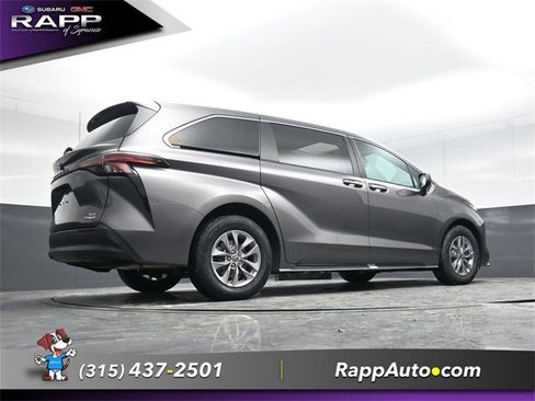 Used 2022 Toyota Sienna XLE image 28