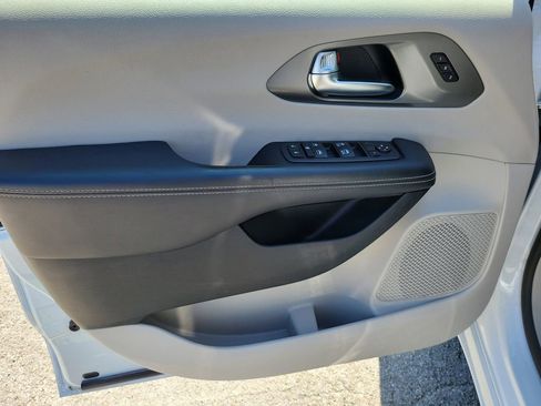 Used 2024 Chrysler Pacifica Touring-L image 19