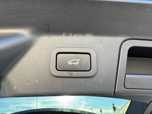 Used 2019 Land Rover Range Rover Velar R-Dynamic SE image 34