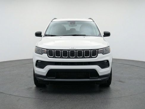 Used 2025 Jeep Compass Latitude AWD/4WD image 2