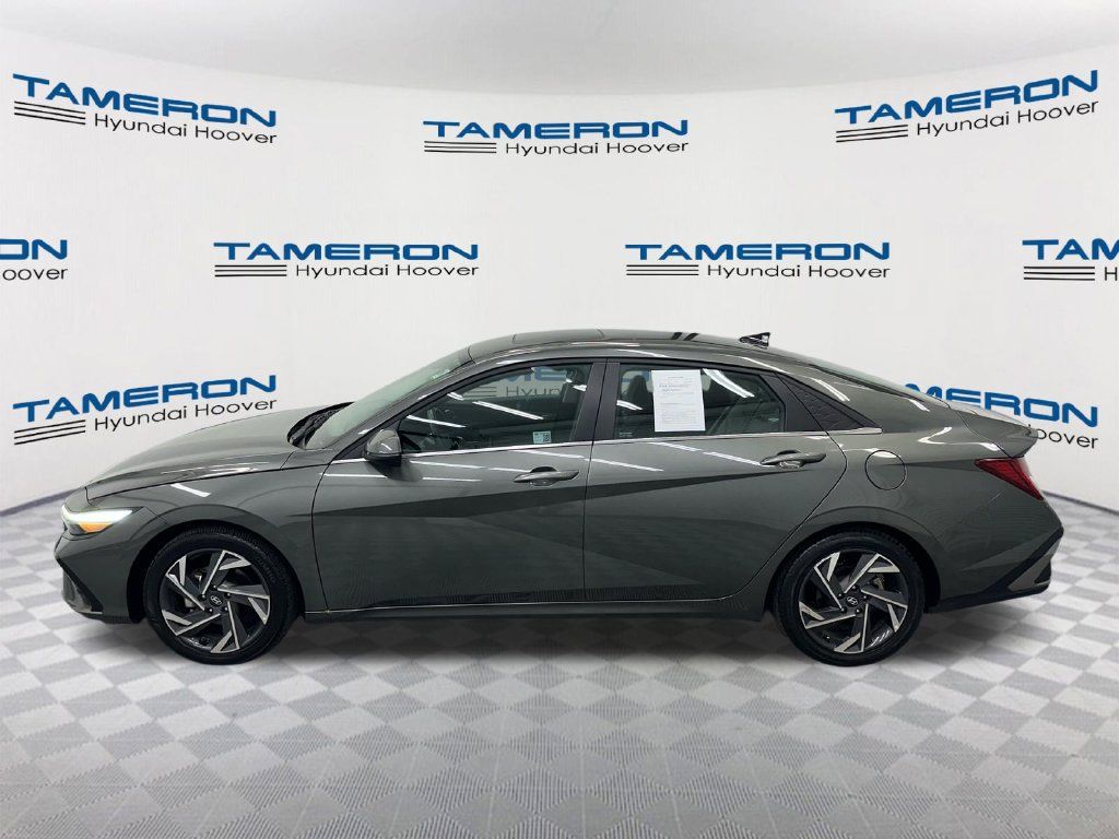 Used 2025 Hyundai Elantra Limited FWD image 2