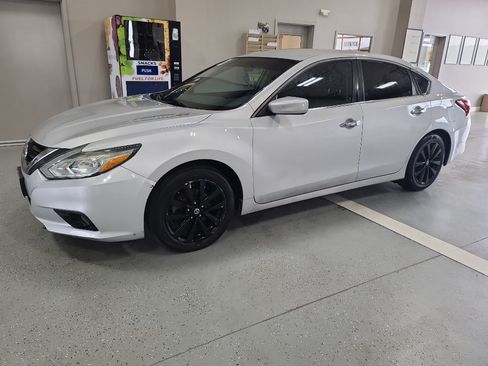 Used 2018 Nissan Altima 2.5 SV FWD image 2