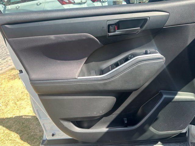 Used 2021 Toyota Highlander LE FWD image 13