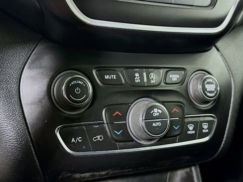Used 2021 Jeep Cherokee Latitude Lux w/ Comfort/Convenience Group AWD/4WD image 8