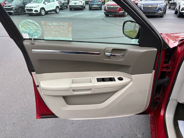 Used 2009 Chrysler 300 Touring RWD image 17