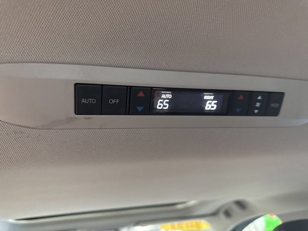 Used 2021 Toyota Sienna XLE FWD image 22
