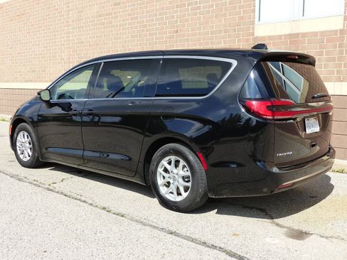 Used 2024 Chrysler Pacifica Touring-L FWD image 8
