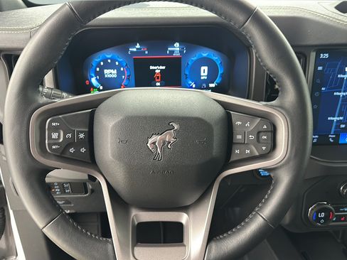 Used 2025 Ford Bronco Badlands AWD/4WD image 16