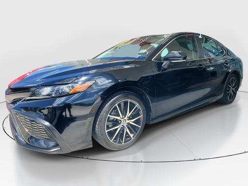 Used 2022 Toyota Camry SE FWD image 3