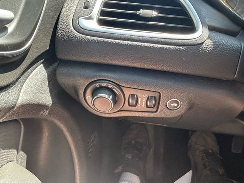 Used 2015 Chrysler 200 Limited FWD image 26