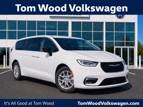 Used 2024 Chrysler Pacifica Touring-L FWD image 1