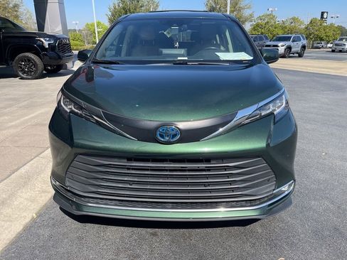 Used 2021 Toyota Sienna XLE w/ XLE Plus Package image 4