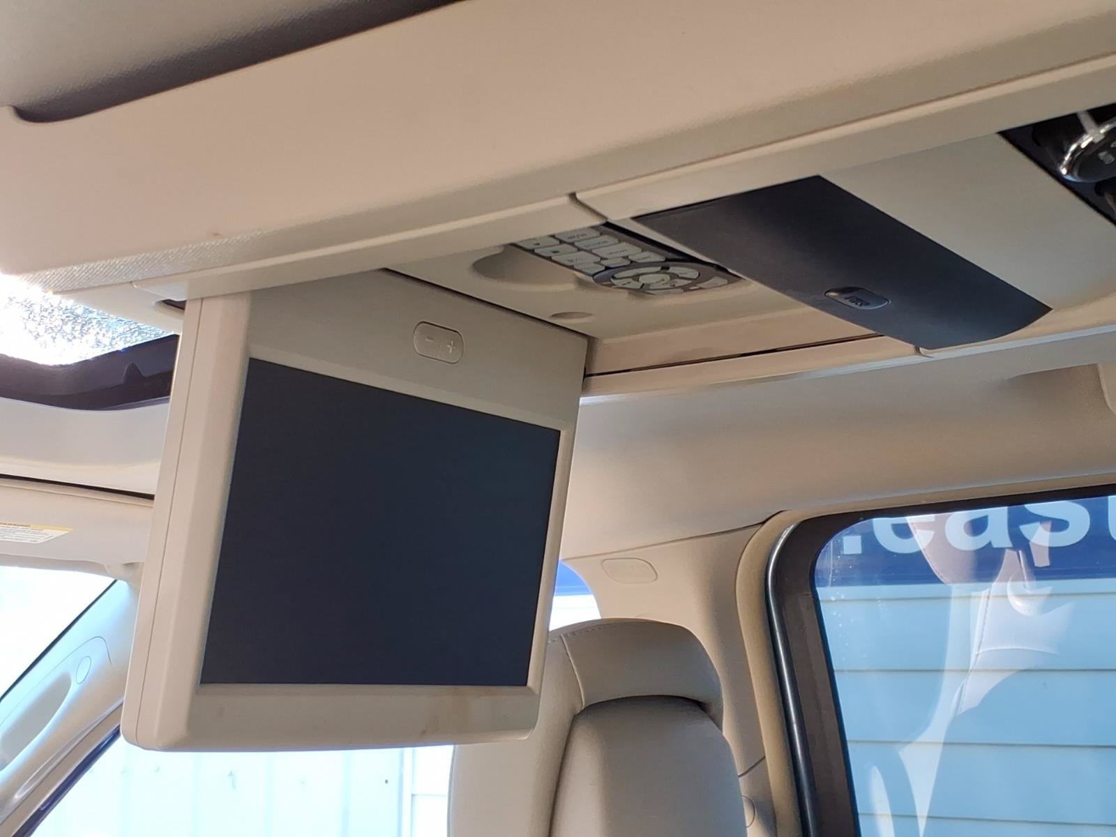 Used 2011 Chrysler Town & Country Limited w/ Trailer Tow Group FWD image 12
