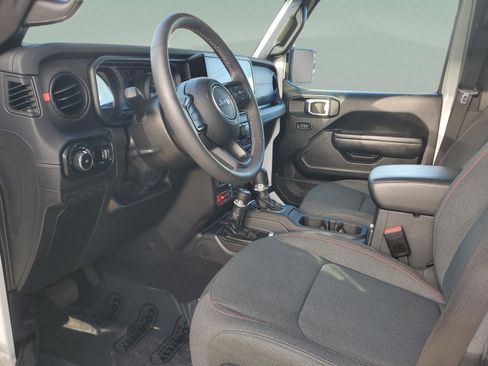 Used 2025 Jeep Wrangler Unlimited Rubicon w/ Convenience Group AWD/4WD image 17