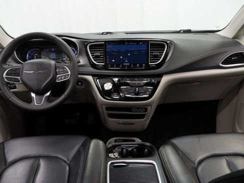 Used 2024 Chrysler Pacifica Limited FWD image 29