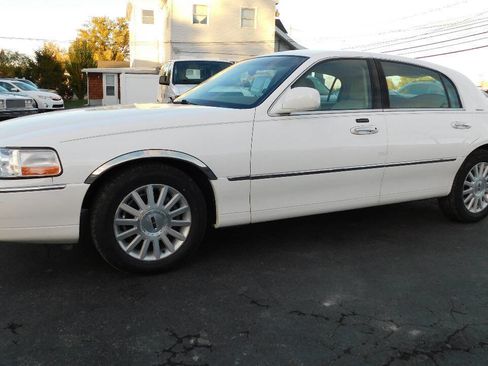 Used 2004 Lincoln Town Car Signature image 4