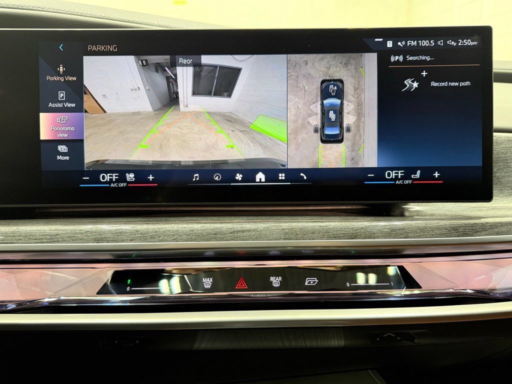 Used 2023 BMW i7 xDrive60 AWD/4WD image 25