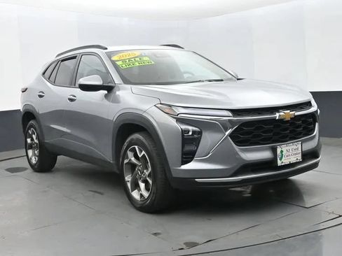 Used 2025 Chevrolet Trax LT FWD image 2